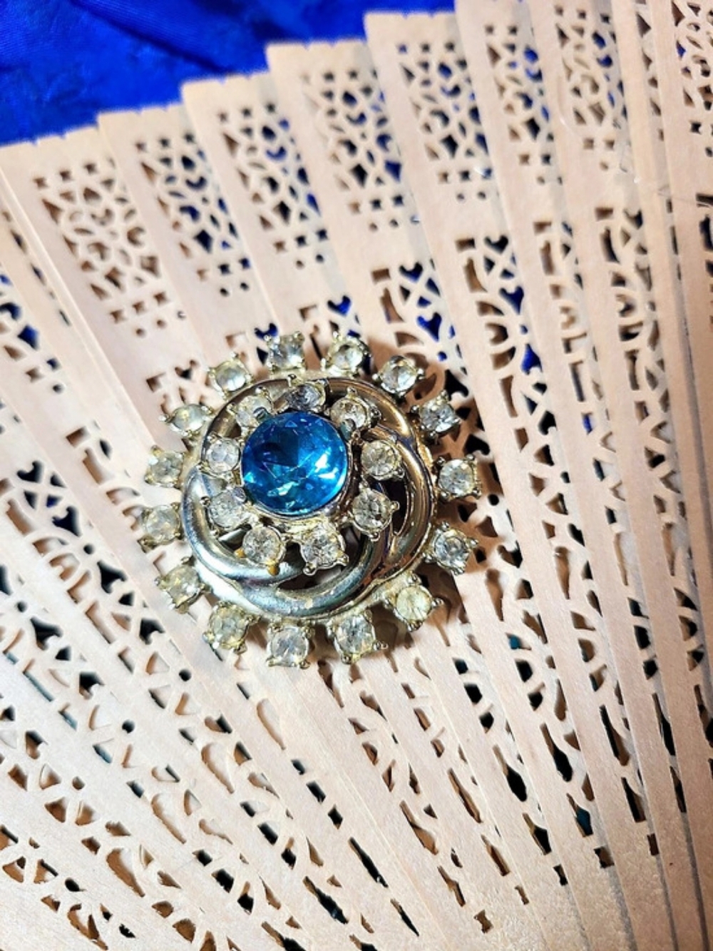 Blue Rhinestone Sunburst Brooch - Picture 6 of 17